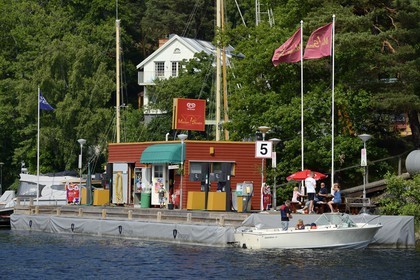Suède, archipel de Stockholm, commune de Nacka, station à essence pour bateau