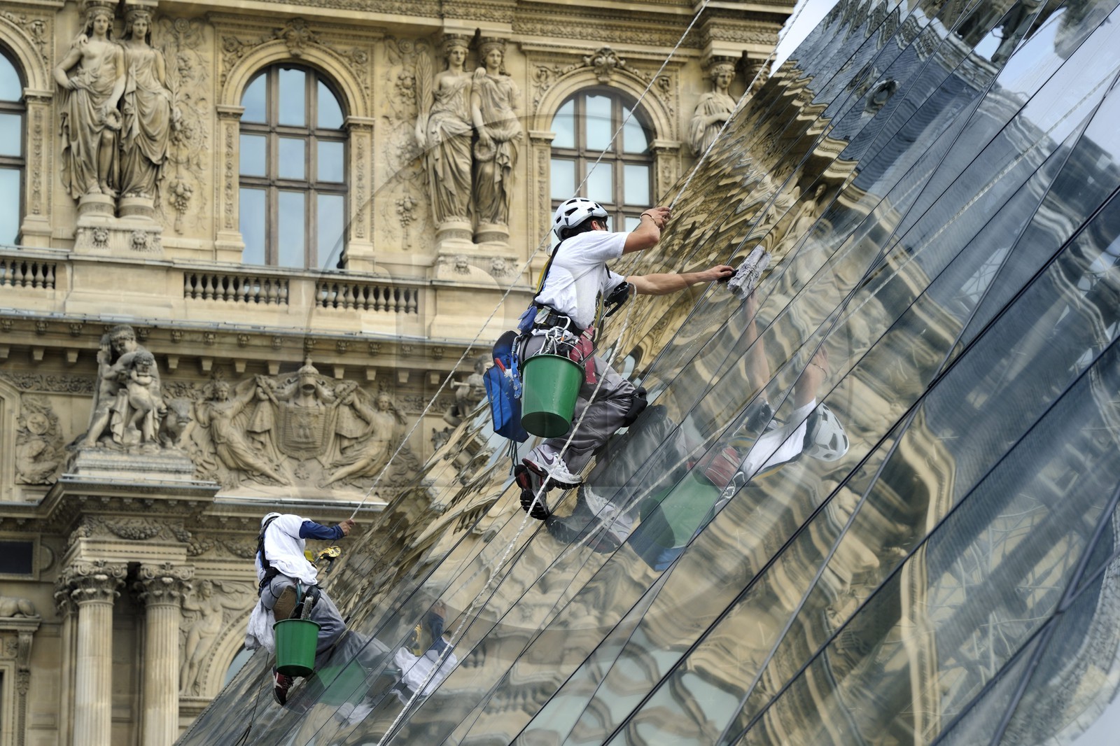 France, Paris (75), le musée du Louvre, laveurs de vitres sur la façade en verre de la pyramide de l'architecte Ieoh Ming Pei