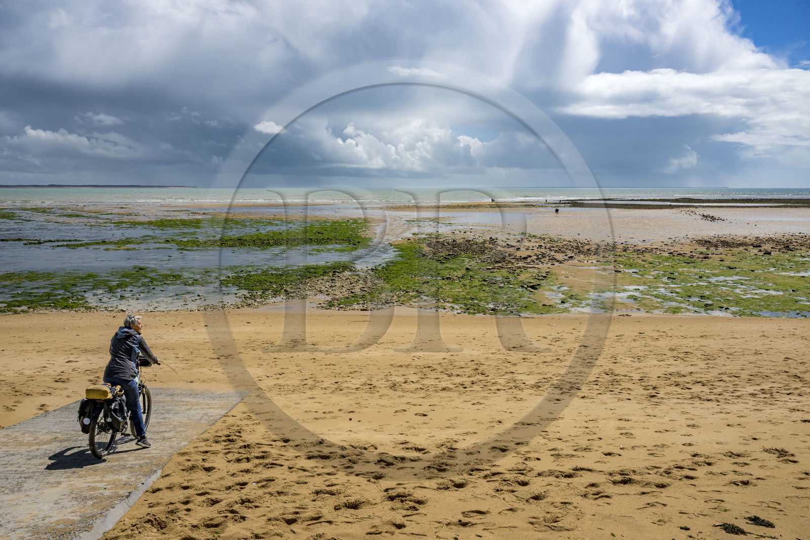 France, Vendée (85), Saint-Vincent-sur-Jard, plage du goulet à marée basse, petite pause dans la randonnée cycliste sur la piste de la véloroute Vendée Vélo Tour