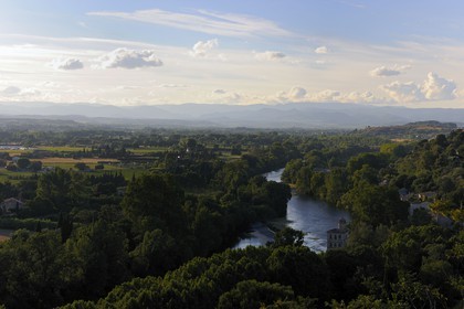 France, Hérault (34), Béziers, vue sur la rivière Orb depuis la cathédrale Saint-Nazaire et le massif du Caroux