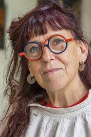 France, Hauts-de-Seine (92), Colombes, l'artiste et laqueur Isabelle Emmerique dans son atelier