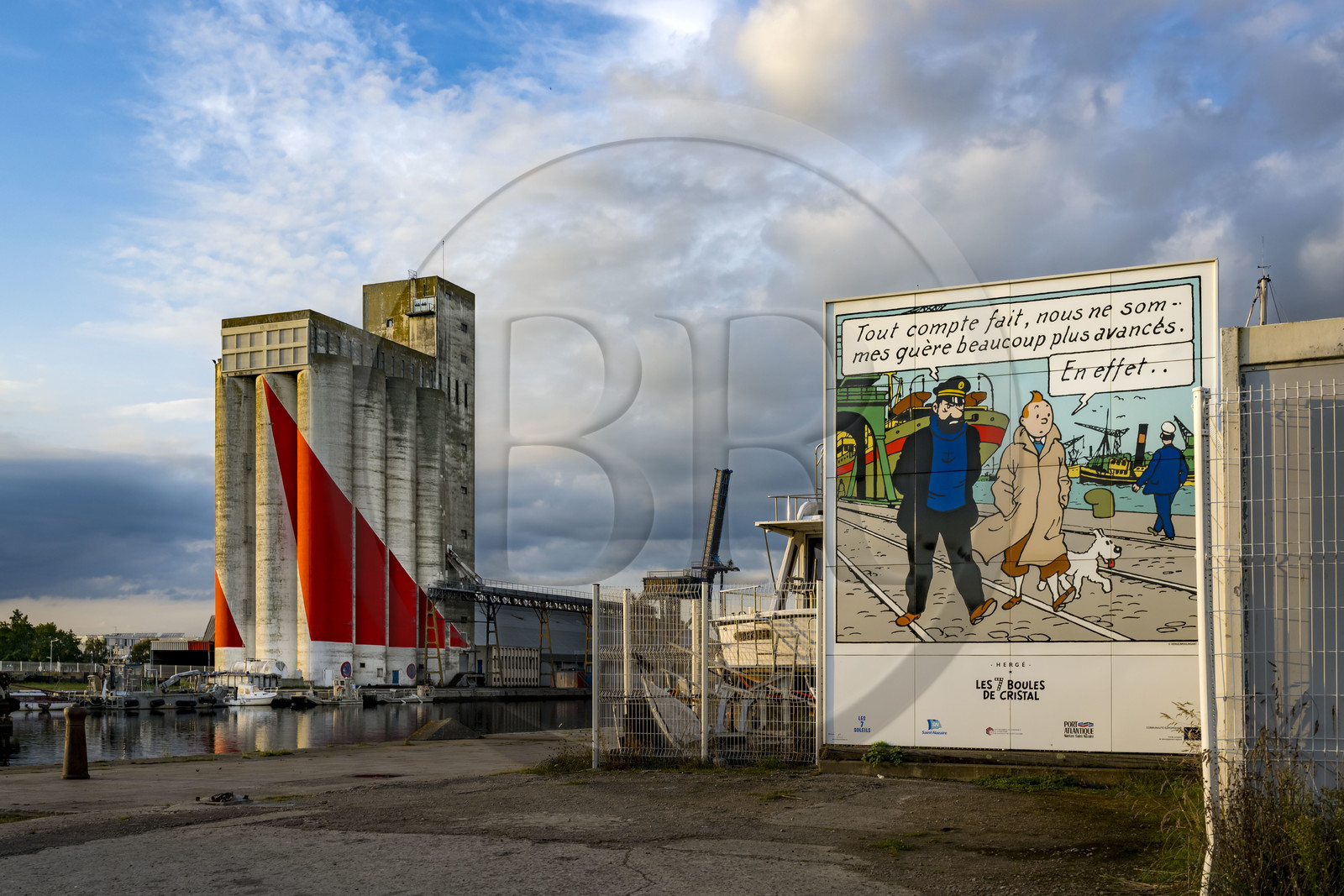 France, Loire-Atlantique (44), Saint-Nazaire, panneau commémorant la venue de Tintin à Saint Nazaire dans les 7 boules de cristal (Hergé) en bordure du bassin de Penhoët dans le port