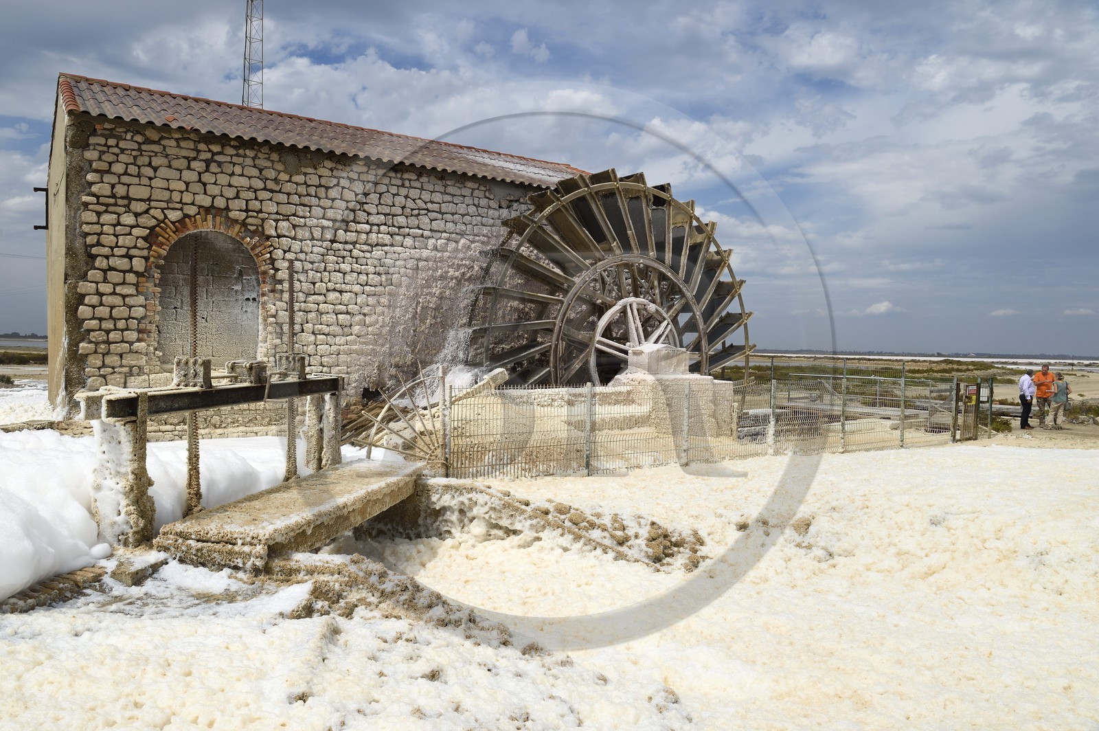 France, Bouches-du-Rhône (13), Camargue, Salin-de-Giraud, les salins du Midi, roue à aube de la station de pompage