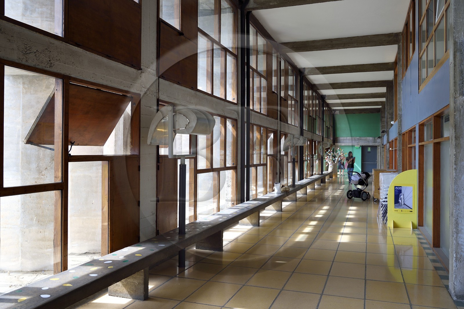 France, Bouches-du-Rhône (13), Marseille, oeuvre architecturale de Le Corbusier, classée Patrimoine Mondial de l'UNESCO, la Cité Radieuse par l'architecte Le Corbusier, le déambulatoire entre le 3e et le 4e étage