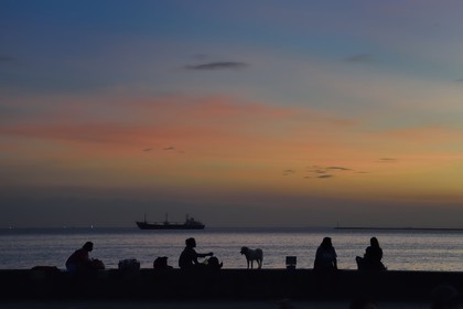 Philippines, Ile de Luzon, Manille, Baywalk au crépuscule, la promenade de bord de mer donnant sur la baie de Manille le long du boulevard Roxas