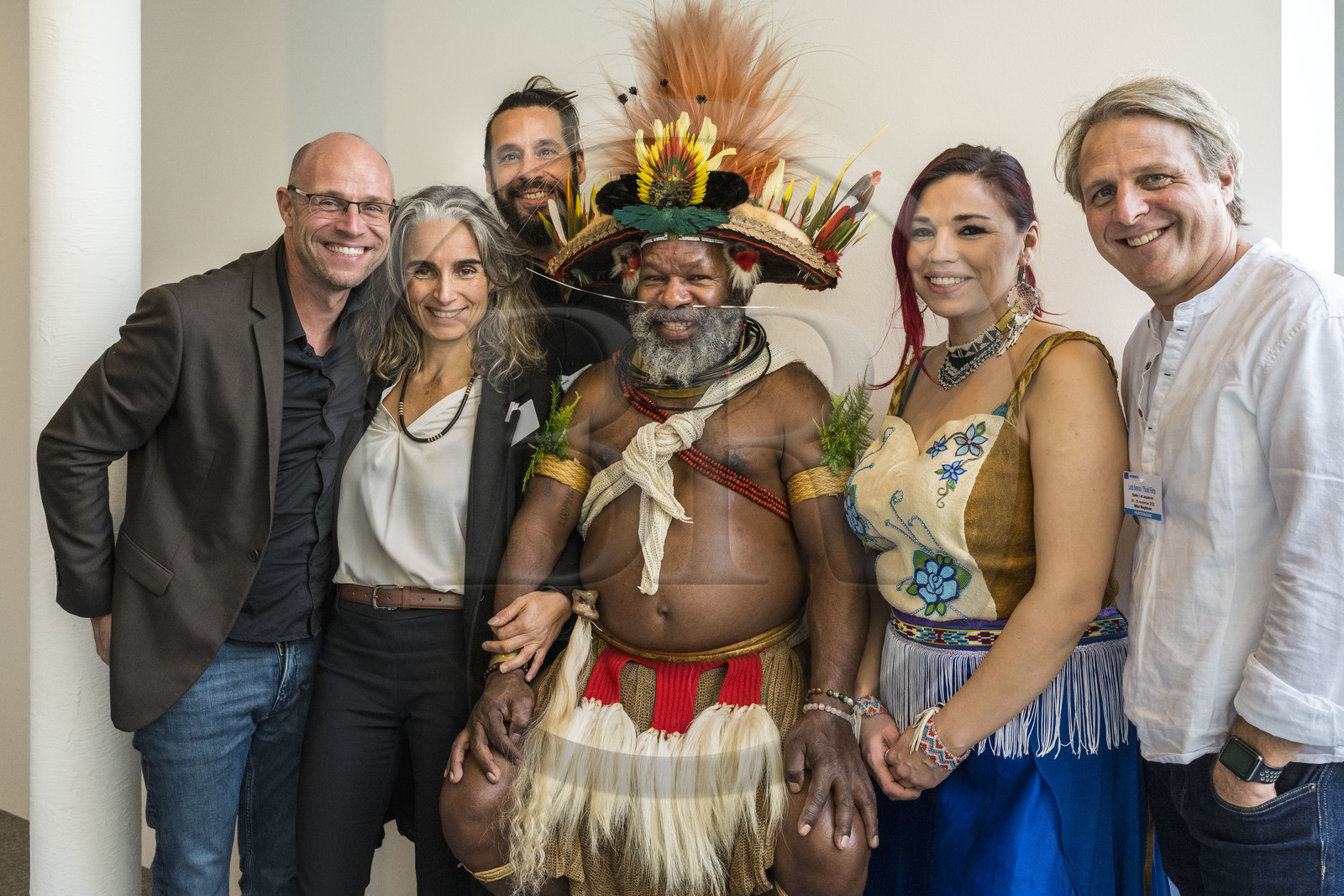 France, Paris (75), siège de l'UNESCO, le chef Papou Mundiya Kepanga et Twyla Edgi Masuzumi représentante de la communauté Dénée du nord-ouest du Canada, avec la productrice Muriel Barra