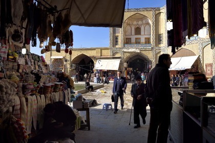 Iran, province d'Ispahan, Ispahan, entrée principale du Bazar-e Bozorg (Grand Bazar), immense bazar couvert qui remonte à près de 1300 ans, sur la place naghsh-i jahan aussi connue sous le nom de place Imam Khomeiny, classé Patrimoine Mondial de l'UNESCO