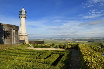 France, Marne (51), Parc Naturel de la Montagne de Reims, Verzenay, phare du musée du vin surplombant les vignobles de Champagne