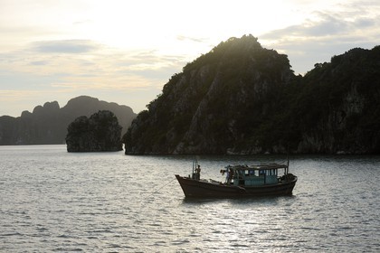 Vietnam, province de Quang Ninh, la Baie d'Halong classée Patrimoine Mondial de l'UNESCO, bateau de pêche entre les iles karstiques