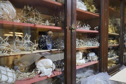 France, Paris (75), Opéra Garnier, les ateliers du costume, stock de bijoux de scène dans l'atelier décoration costume
