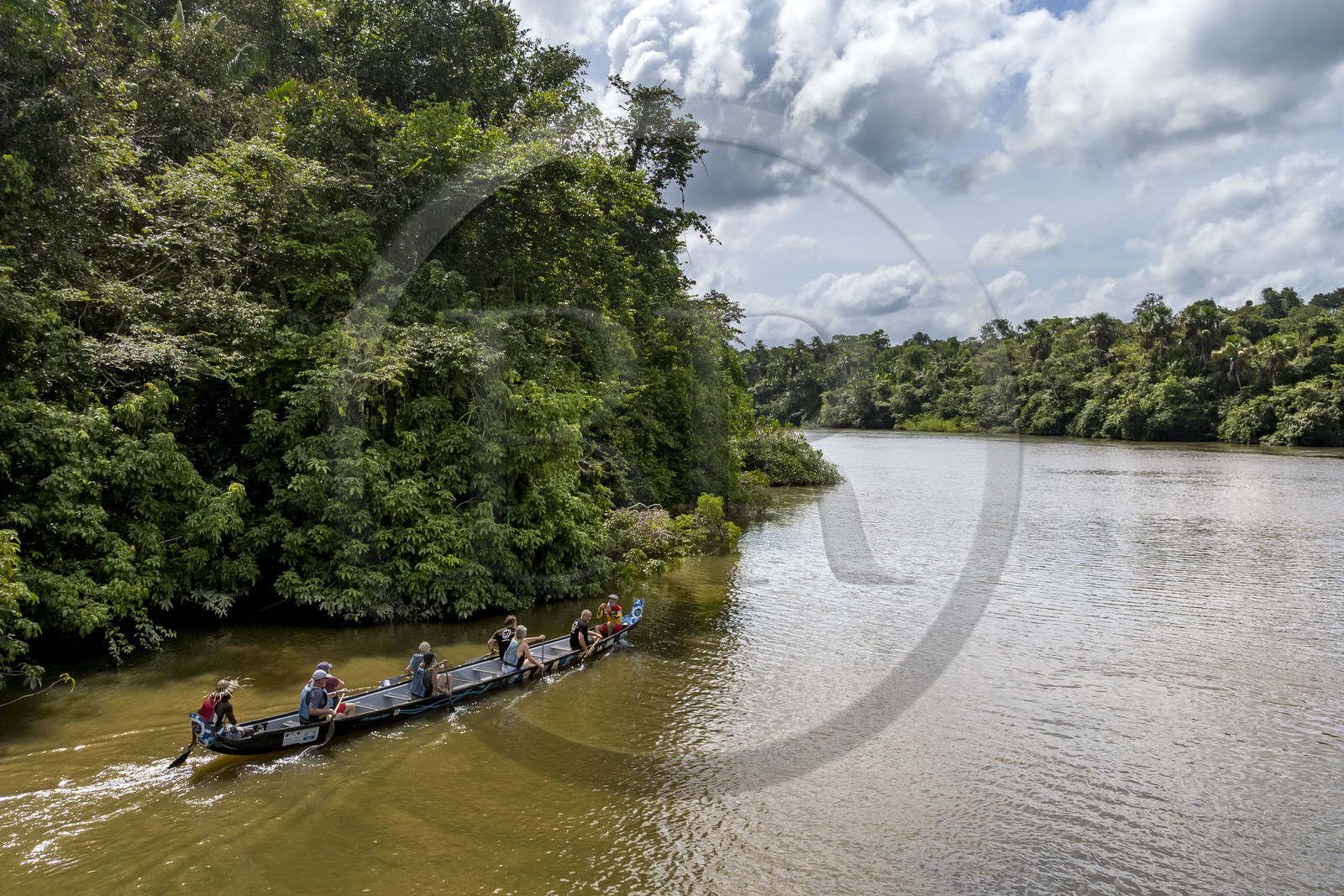 France, Guyane, Kourou, Camp Maripas, pirogue P12 (pirogue traditionnelle Guyanaise adaptée en résine) sur le fleuve Kourou (vue aérienne)