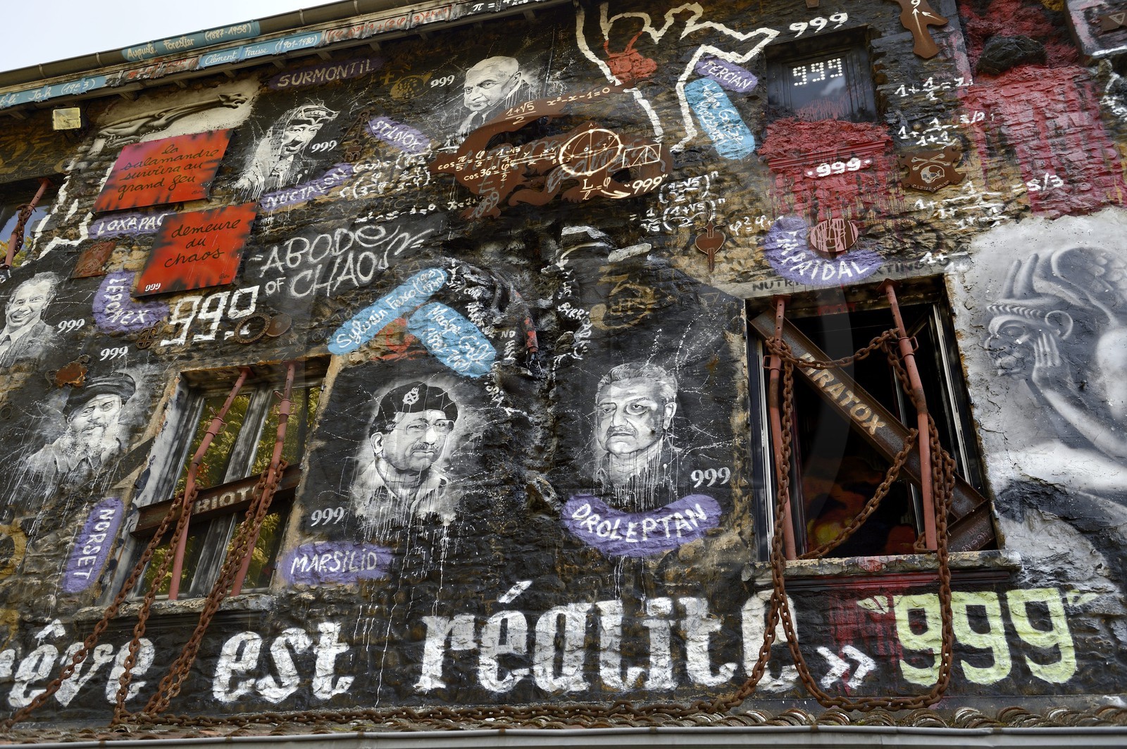 France, Rhône (69), Saint-Romain-au-Mont-d'Or, la Demeure du Chaos, l'œuvre d'art est basé sur la transformation sans fin de la maison du XVIIème siècle de l'artiste plasticien Thierry Ehrmann en une réplique de zone de guerre à l'image du monde présent