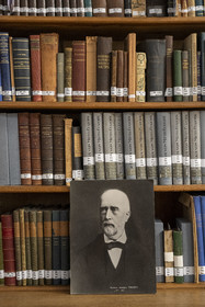 France, Alpes-Maritimes (06), Antibes, Le Jardin Botanique de la Villa Thuret (rattachée à l'INRAE), labellisé Jardin Remarquable et Arbre Remarquable, la bibliothèque, portrait du botaniste et algologue Gustave Thuret