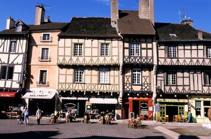 France, Saône-et-Loire (71), Châlon-sur-Saône, maisons anciennes à colombages place Saint-Vincent