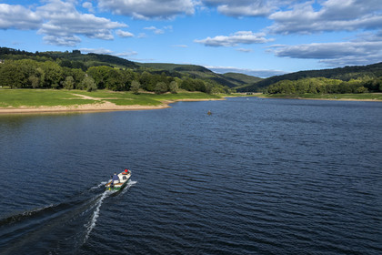 France, Nièvre (58), Parc naturel régional du Morvan, Chaumard, lac de Pannecière, Jean-Bernard Dioux vice-président de l’AMC, l’Association Morvan Carnassier, va pêcher à la ligne sur une barque (vue aérienne)