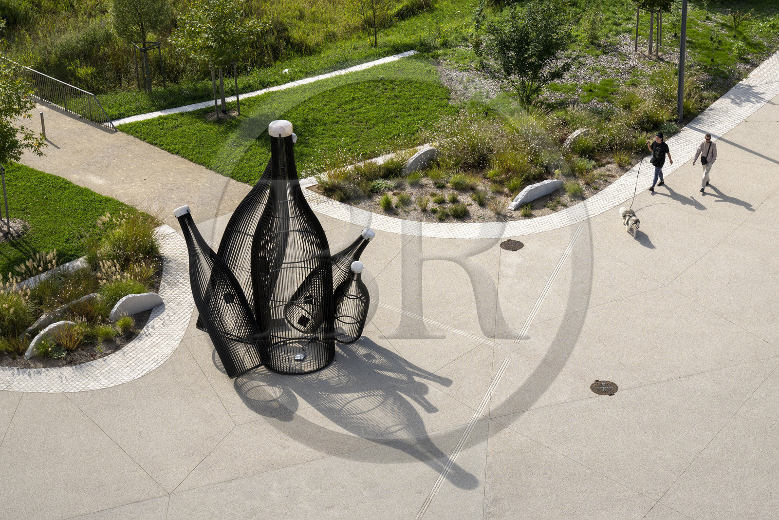 France, Côte-d'Or (21), les climats de Bourgogne classés Patrimoine Mondial de l'UNESCO, Beaune, la Cité des vins et climats de Bourgogne, Embouteillage (2017) oeuvre de l'artiste Sylvain Subervie