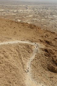 Israel, désert du Neguev, forteresse de Massada, classée Patrimoine Mondial de l'UNESCO, le sentier du serpent qui permet d'accéder au site