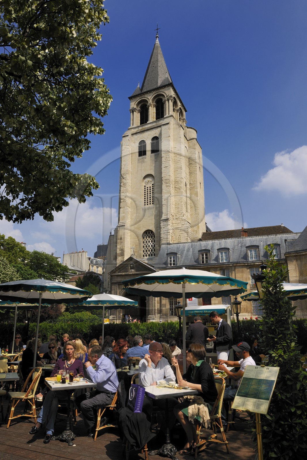 France, Paris (75), église Saint-Germain, place Saint-Germain-des-Prés, terrasse du Café de Flore