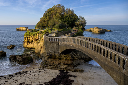 France, Pyrénées-Atlantiques (64), Pays-Basque, Biarritz, le rocher du Basta non loin du Port des Pecheurs