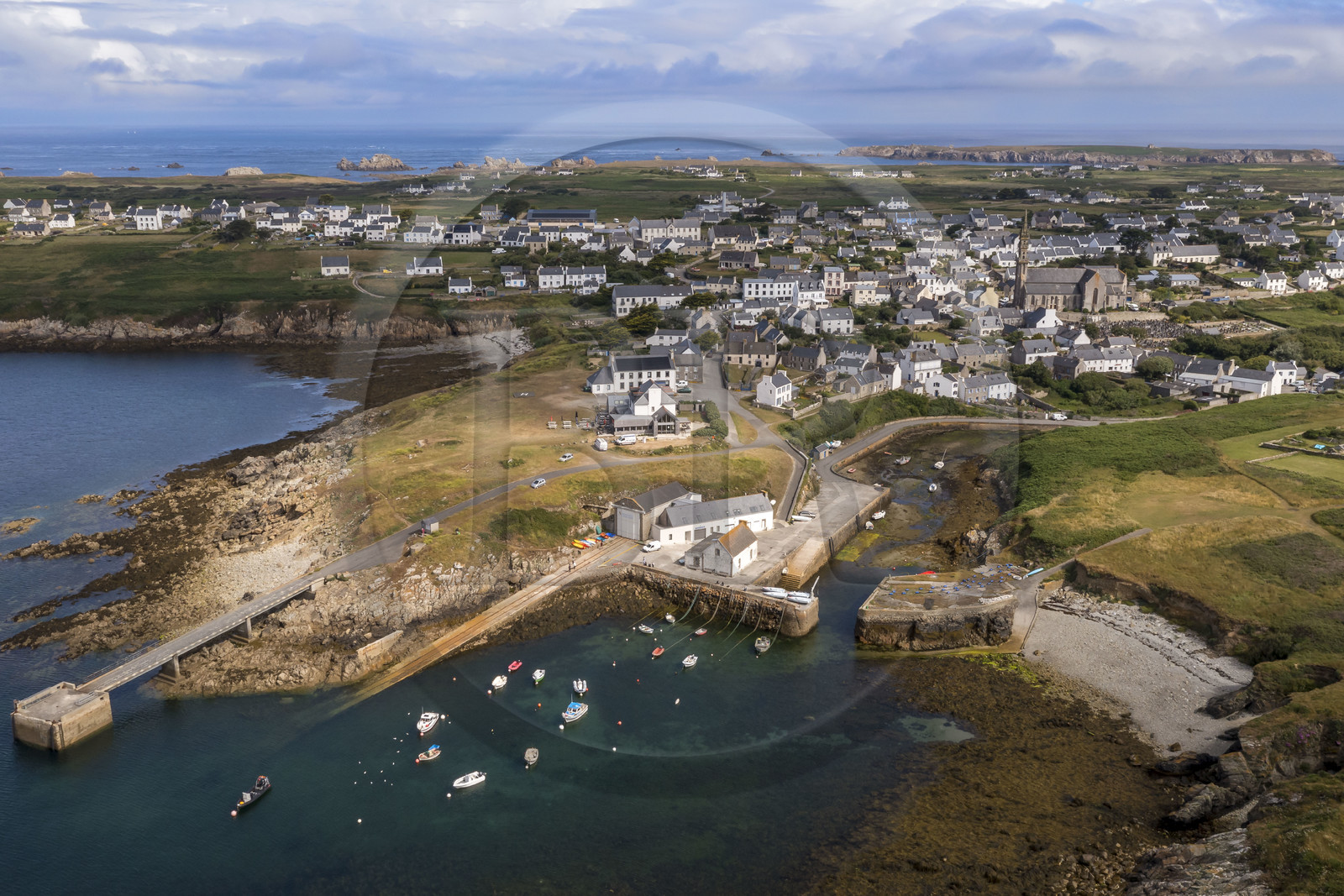 France, Finistère (29), Mer d'Iroise, Ile d'Ouessant, le petit port de Lampaul et le bourg en arrière plan (vue aérienne)