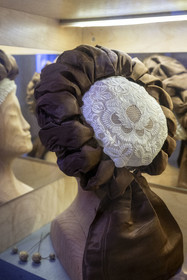 France, Nièvre (58), Parc naturel régional du Morvan, Alligny en Morvan, musée des nourrices et des enfants de l'Assistance Publique, couronne de nourrice avec un bonnet brodé