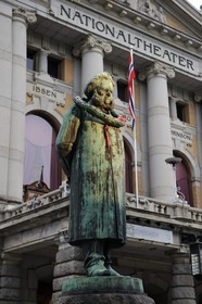 Norvège, Oslo, statue du dramaturge norvégien Henrik Johan Ibsen devant le théatre national
