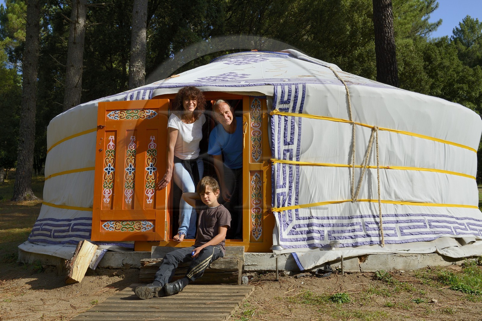 France, Corse-du-Sud (2A), Alta Rocca, Zonza, les yourtes du campement du Pré aux Biches, Henri Santoni et sa famille