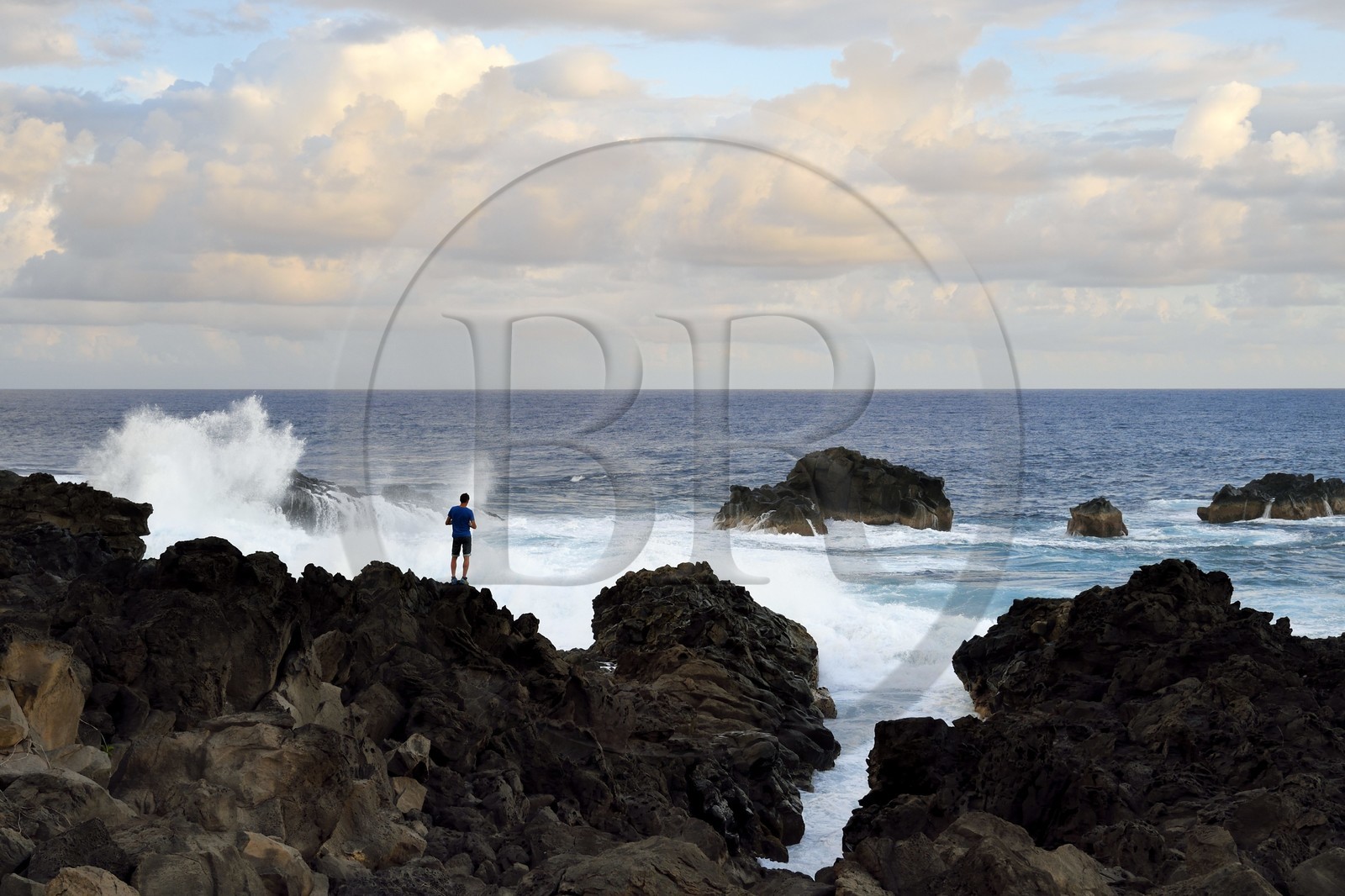 France, Ile de la Reunion, L'Etang Salé les Bains, au lieu dit Le Gouffre, roches noires basaltiques d'origine volcanique tourmentées par l'océan