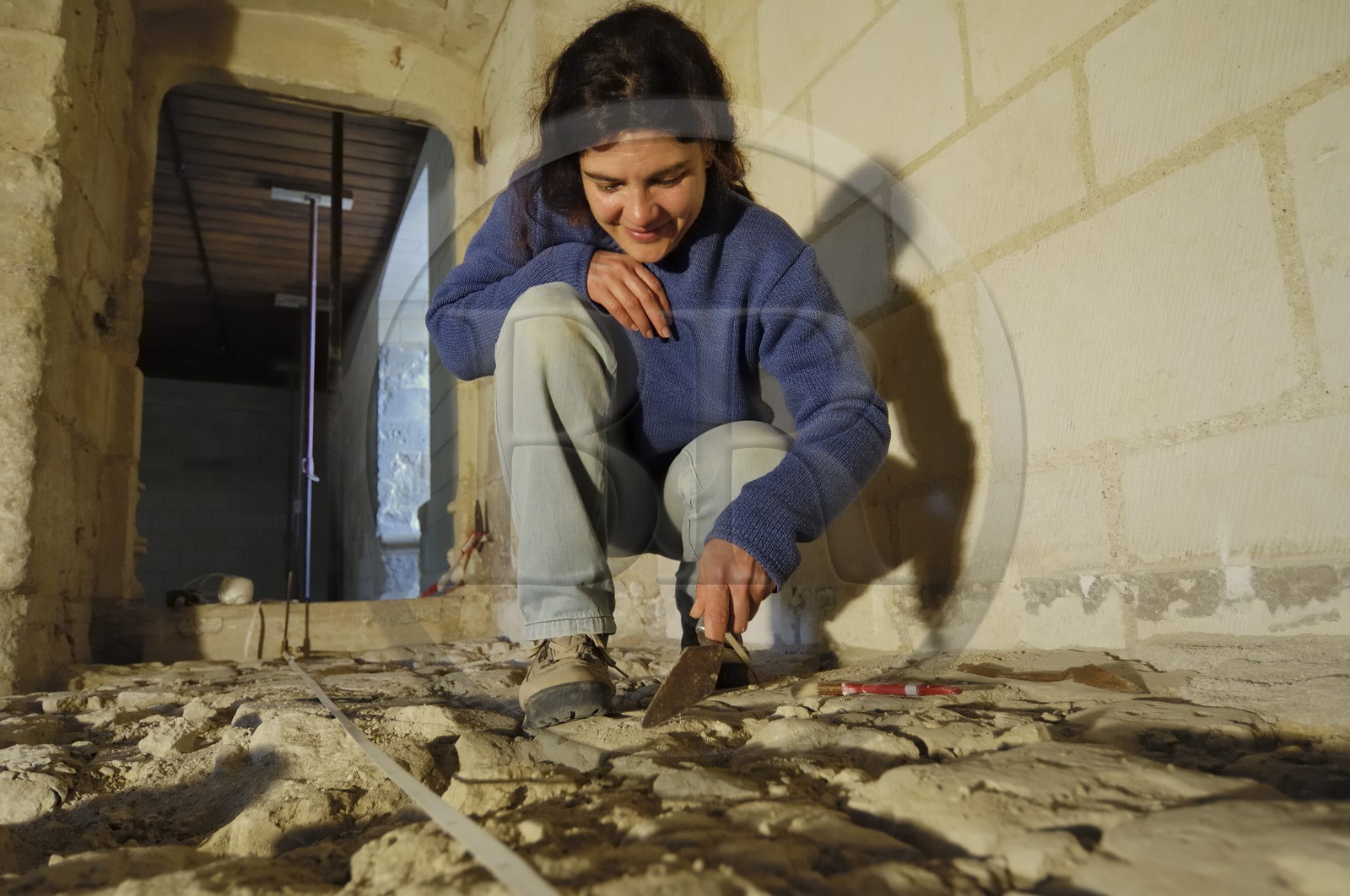 France, Indre et Loire (37), Vallée de la Loire classée Patrimoine Mondial de l' UNESCO, Chinon, le château, l'archéologue Marie-Christine Lacroix fouillant le RdC des logis royaux