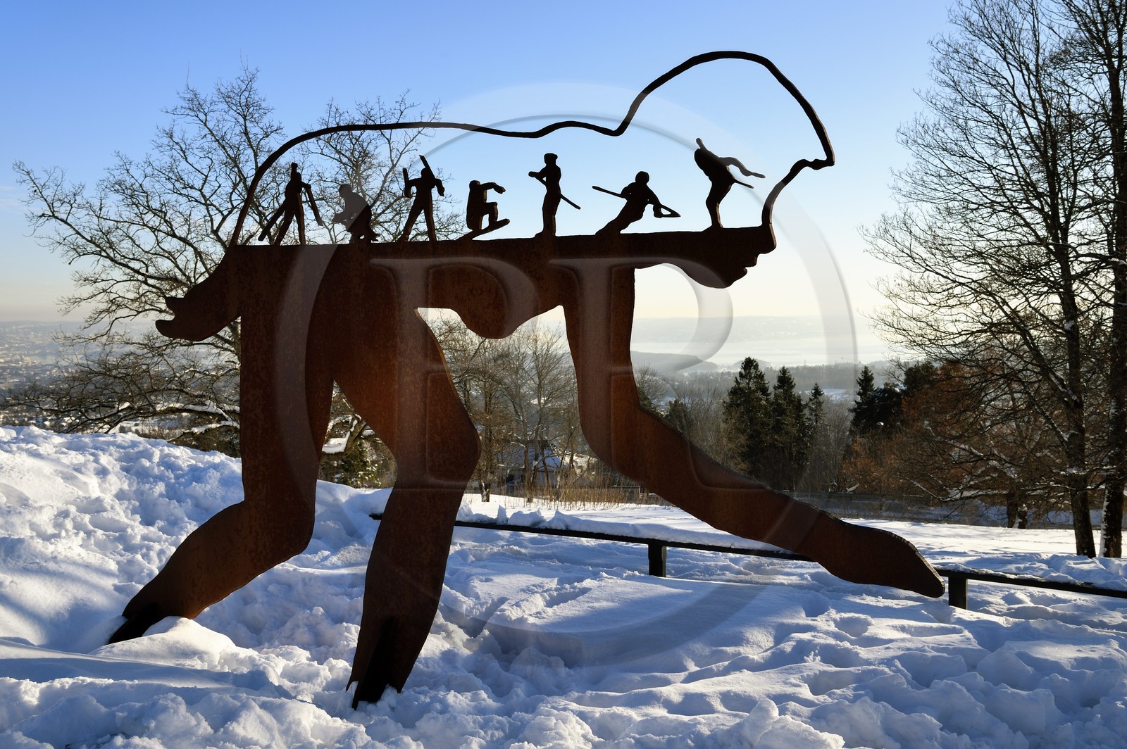Norvège, Oslo, quartier de Holmenkollen, sculpture illustrant les sports d'hiver près du tremplin de Holmenkollen