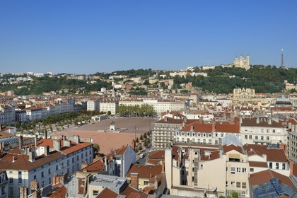 France, Rhône (69), Lyon, site historique classé Patrimoine Mondial de l'UNESCO, la place Bellecour dans le quartier de la Presqu'Ile  dominé par la Basilique Notre Dame de Fourvière