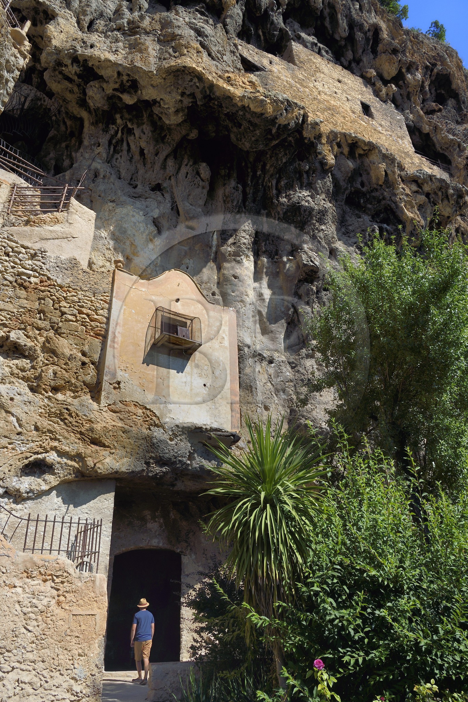 France, Var (83), Provence Verte, Cotignac, habitat troglodytique dans la falaise de tuf de 80 mètres de haut et 400 mètres de large
