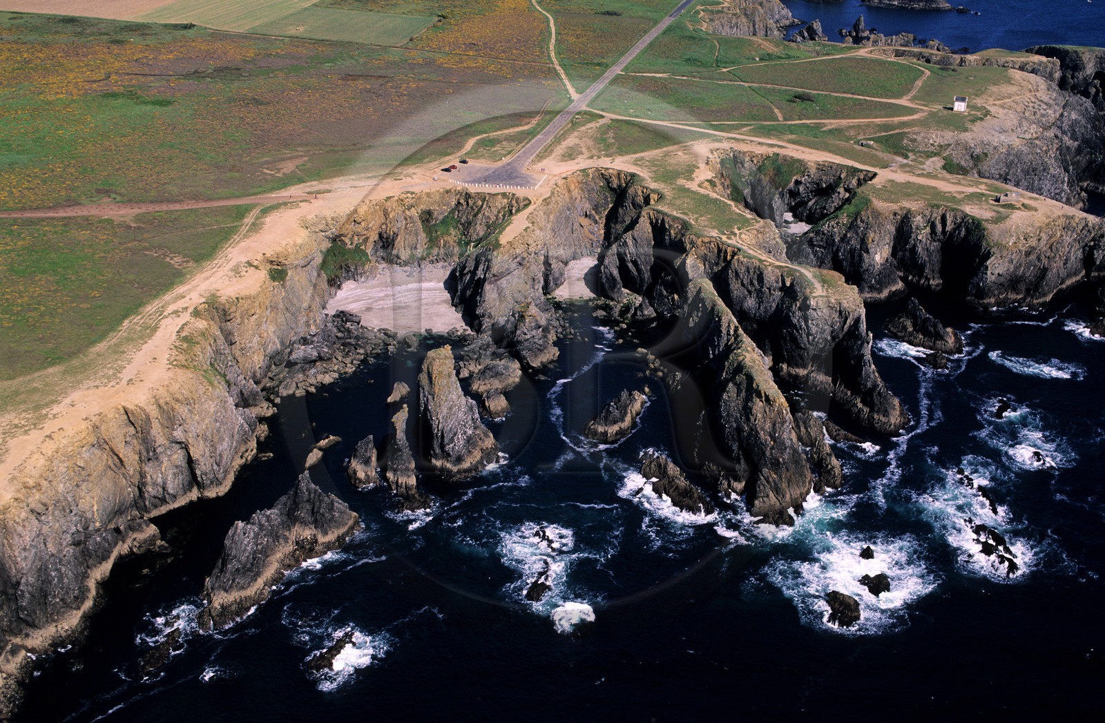 France, Morbihan (56), Belle-Île, les Aiguilles de Port-Coton (vue aérienne)