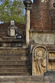 Sri Lanka, province du Centre-Nord, Polonnaruwa, l'ancienne capital du pays (XIe au XIIIe siècle) est classée au Patrimoine Mondial de l'UNESCO, terrasse de la relique de la dent (Dala Maluwa), Vatadage (chambre des reliques) avec sa statue de Bouddha