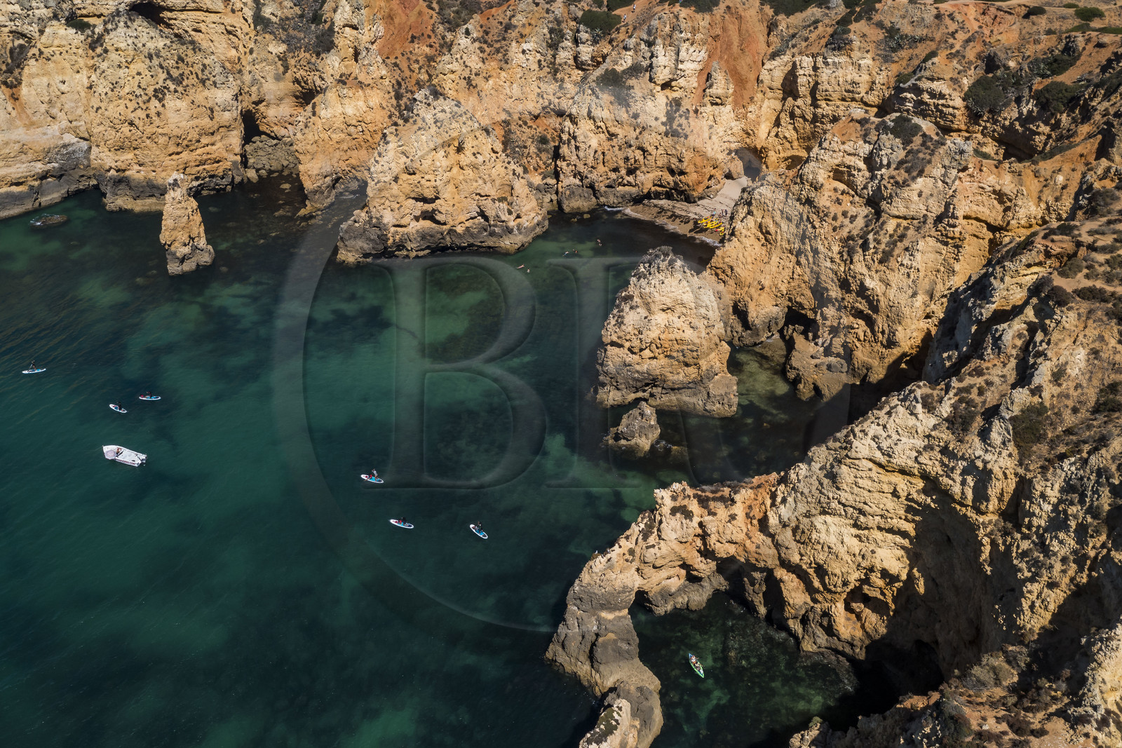 Portugal, Algarve, Lagos, découverte en kayak et stand up paddle des criques et des grottes dans les falaises escarpées de la Ponta da Piedade (vue aérienne)