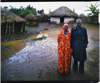 Burundi, province de Bujumbura, région d'Ijenda, vieux couple d'éleveurs Tutsi dans leur rugo (ferme traditionnelle) (reproduction plan-film inversible 4x5)