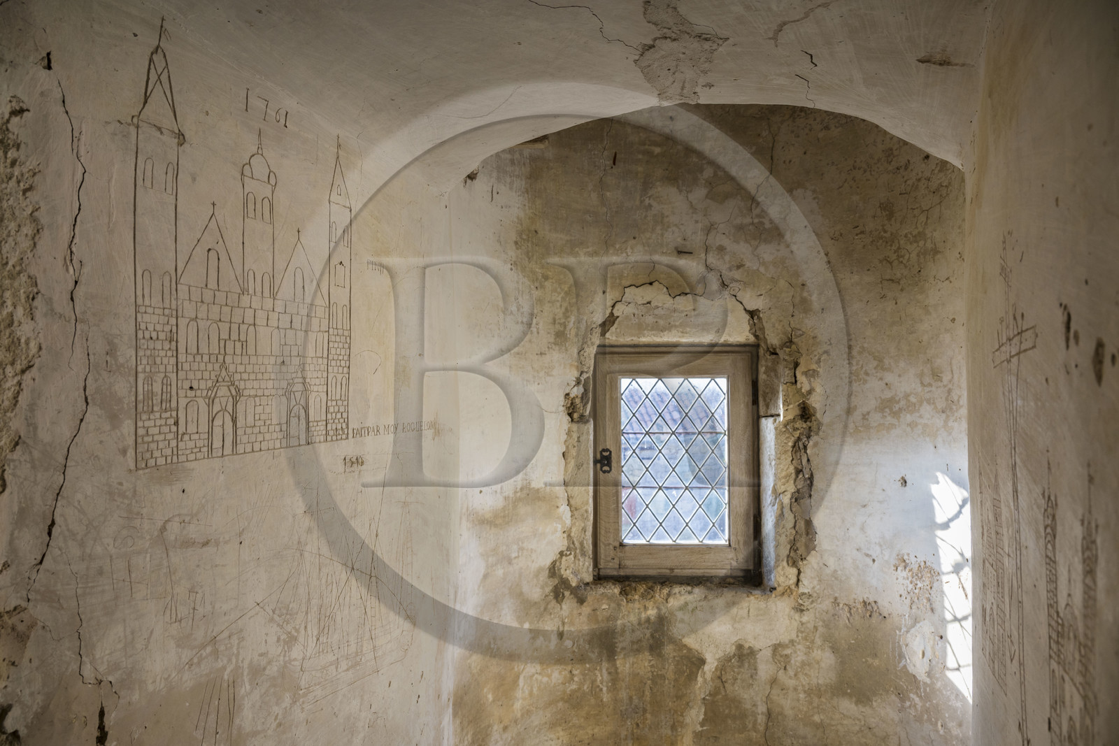 France, Aveyron (12), Causses et les Cévennes, paysage culturel de l'agro-pastoralisme méditerranéen, classés Patrimoine Mondial de l'UNESCO, Sainte-Eulalie-de-Cernon, la Commanderie Templière puis commanderie hospitalière de l'ordre de Saint-Jean de Jérusalem, graffiti de trois églises signé par un certain Roquelon en 1761