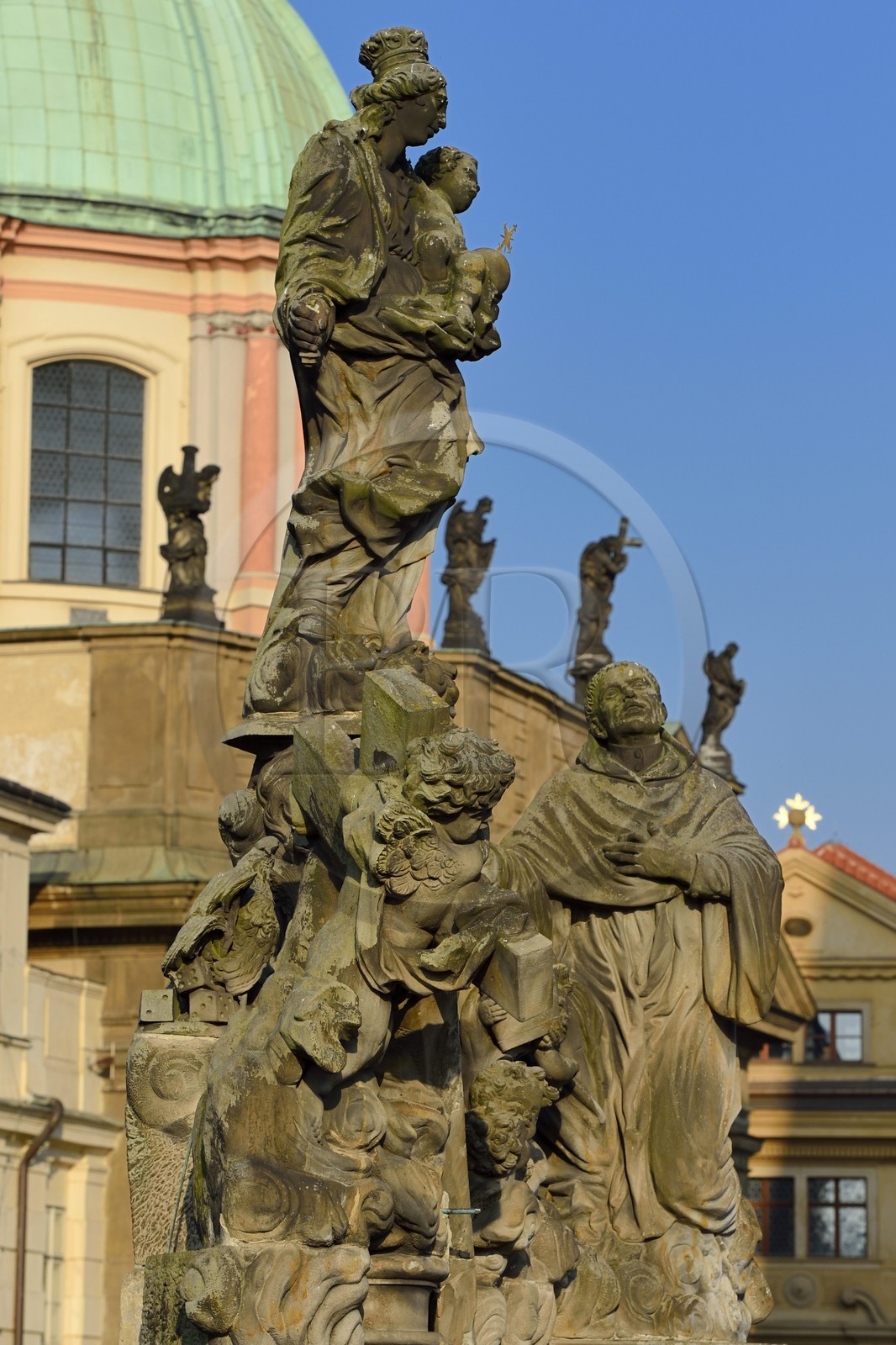 République Tchèque, Prague, centre historique classé Patrimoine Mondial de l' UNESCO, statue sur le pont Charles (Karluv Most)