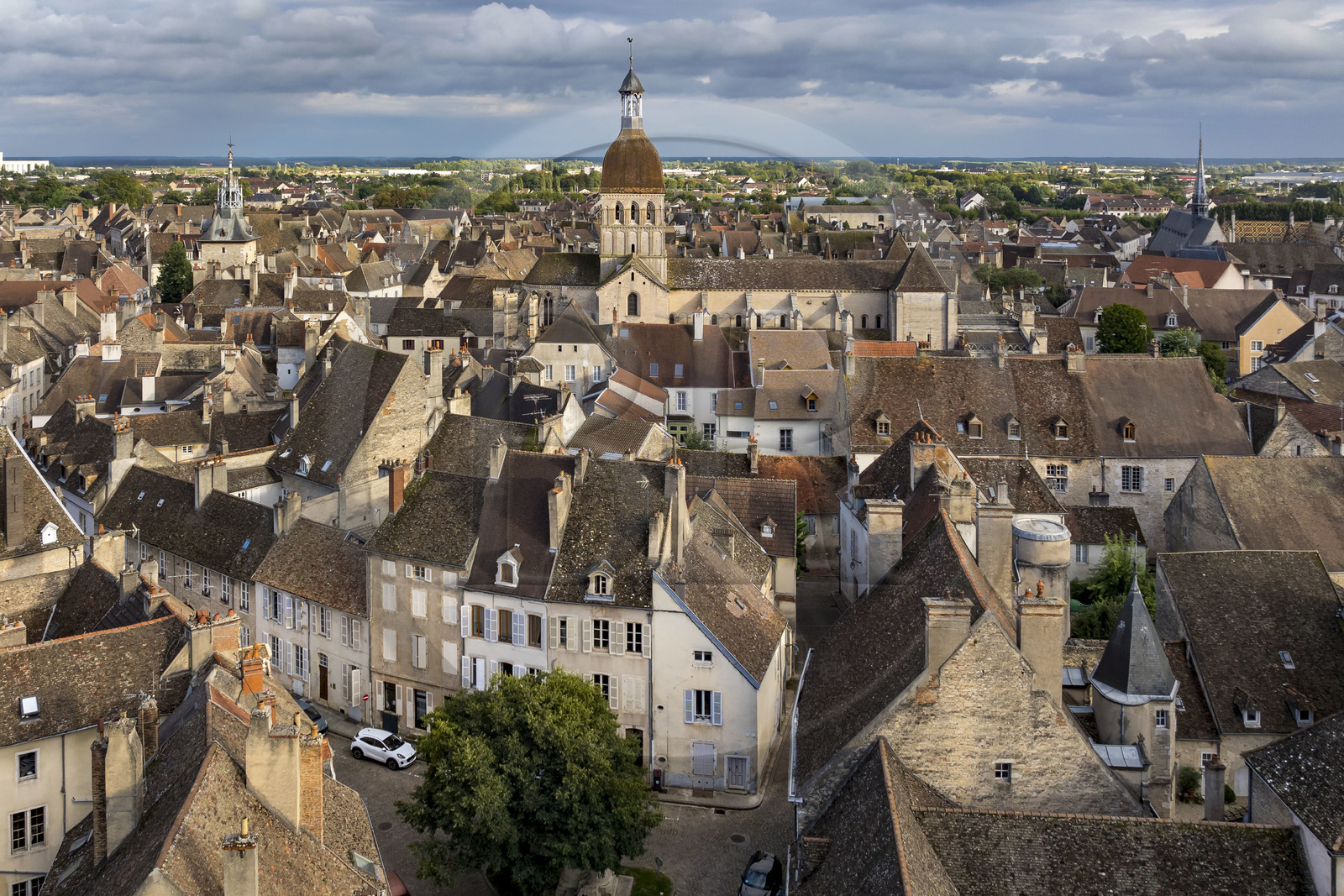 France, Côte-d'Or (21), les climats de Bourgogne classés Patrimoine Mondial de l'UNESCO, Beaune, la basilique collégiale Notre-Dame de Beaune au coeur de la vieille ville (vue aérienne)