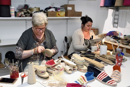 France, Pyrénées-Atlantiques (64), Pays-Basque, Saint-Jean-Pied-de-Port, Albertine Arangois et sa fille Patricia dans leur boutique et fabrique artisanale d'espadrilles