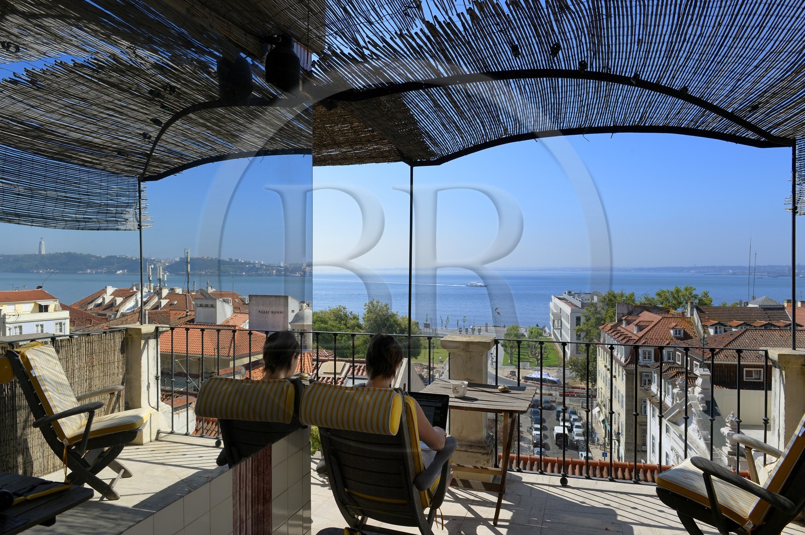 Portugal, Lisbonne, quartier du Chiado, terrasse avec vue sur la rive sud du Tage