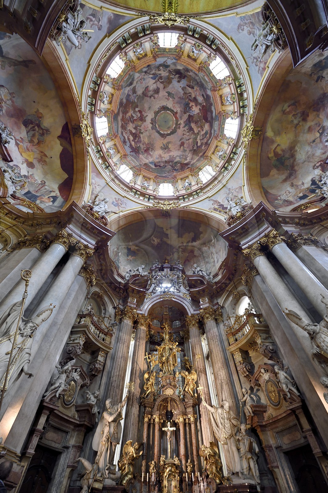 République Tchèque, Prague, centre historique classé Patrimoine Mondial de l'UNESCO, quartier de Mala Strana, l'église baroque Saint Nicolas (Sv. Mikulase)