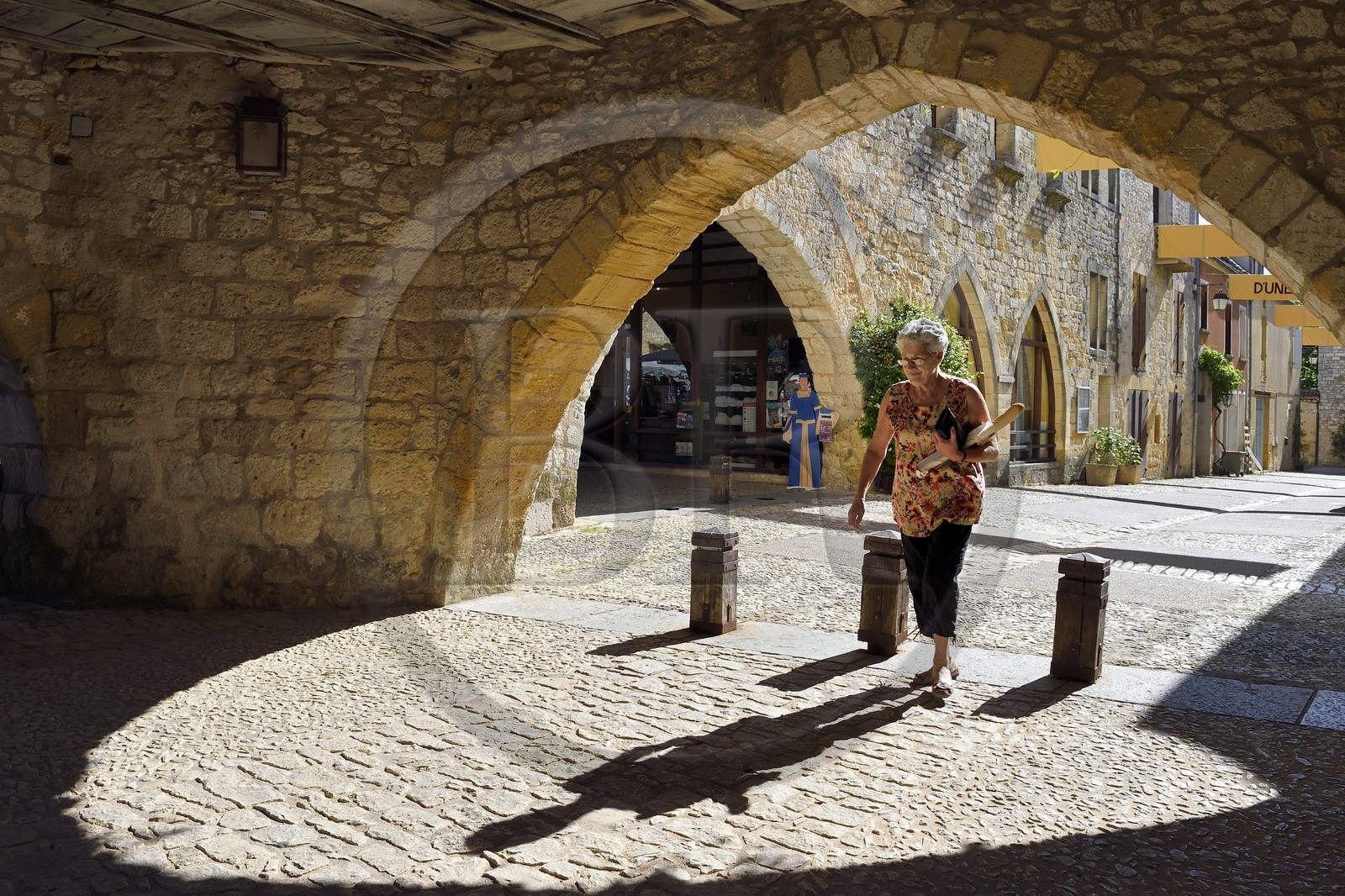 France, Dordogne (24), Périgord Pourpre, Monpazier, labellisé Les Plus Beaux Villages de France, sous les arcades de la place des Cornières au coeur du village