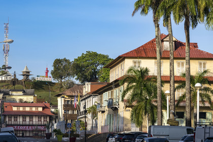 France, Guyane, Cayenne, rue Rémire à l'angle de la place des Palmistes, Immeuble Franconie abritant une bibliothèque et le Musée départemental Alexandre-Franconie, le fort Cépérou en arrière plan