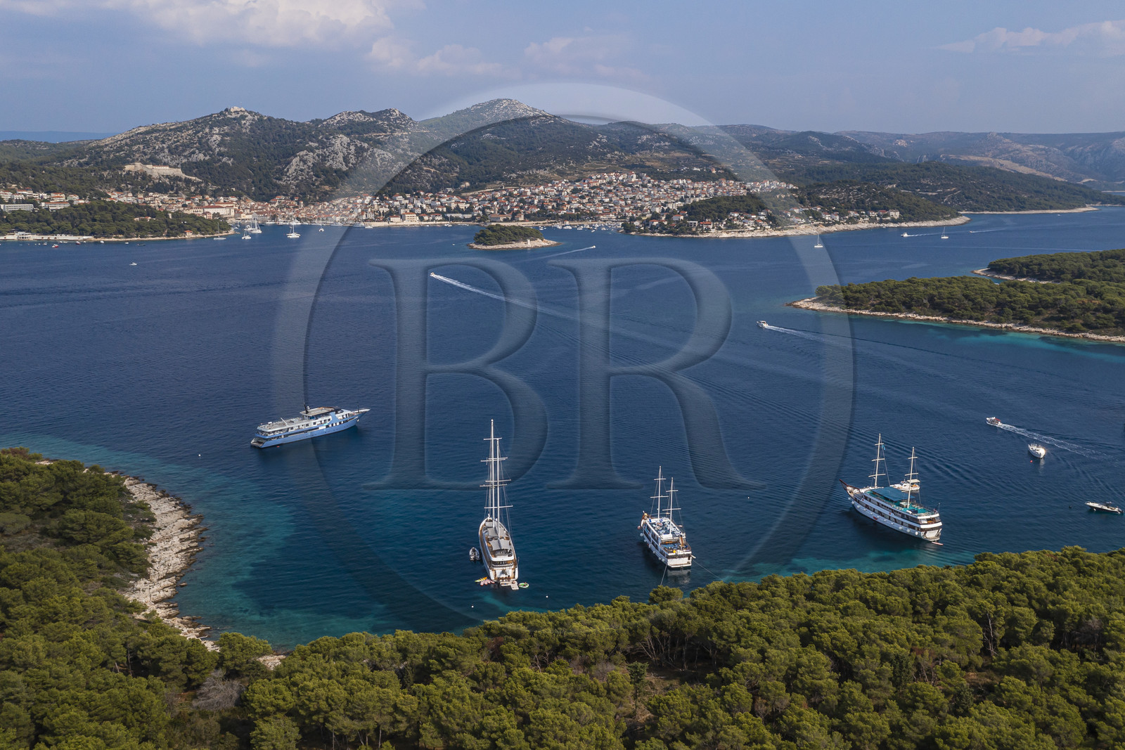 Croatie, Dalmatie, cote dalmate, Ile de Hvar, la ville de Hvar protégée par les Iles Infernales (en croate Paklinski otoci) au premier plan (vue aérienne)