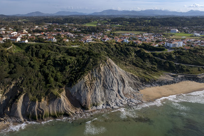 France, Pyrénées-Atlantiques (64), la côte du Pays-Basque à Bidart, la plage au pied de la falaise (vue aérienne)