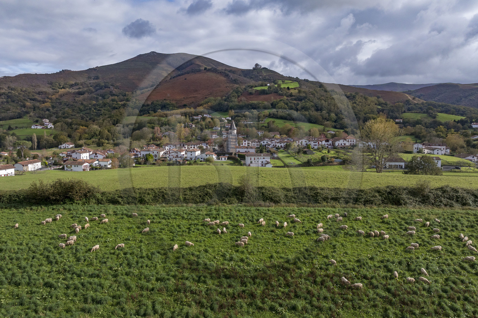 France, Pyrénées-Atlantiques (64), Pays-Basque, Ainhoa, labellisé Les Plus Beaux Villages de France (vue aérienne)