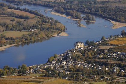 France, Maine-et-Loire (49), Vallée de la Loire, Montsoreau, labellisé Les Plus Beaux Villages de France, château au bord de la Loire (vue aérienne)