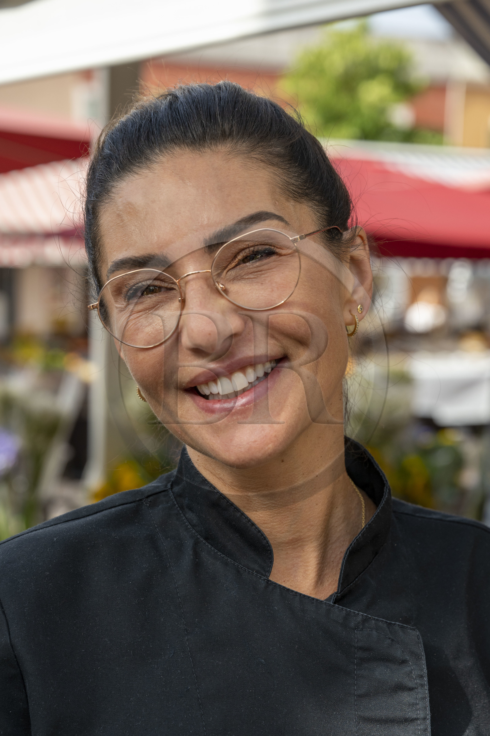 France, Alpes-Maritimes (06), Nice classée Patrimoine Mondial de l'UNESCO, le Vieux Nice, le marché du cours Saleya, Virginie Acchiardo, chef du restaurant Chez Acchiardo dans la rue Droite