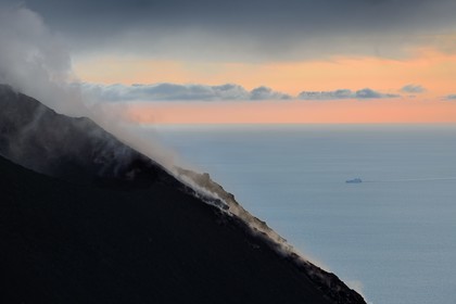 Italie, Sicile, iles Eoliennes, classées Patrimoine Mondial de l'UNESCO, ile de Stromboli, fumerolles et nuages sur les pentes du volcan actif au coucher de soleil